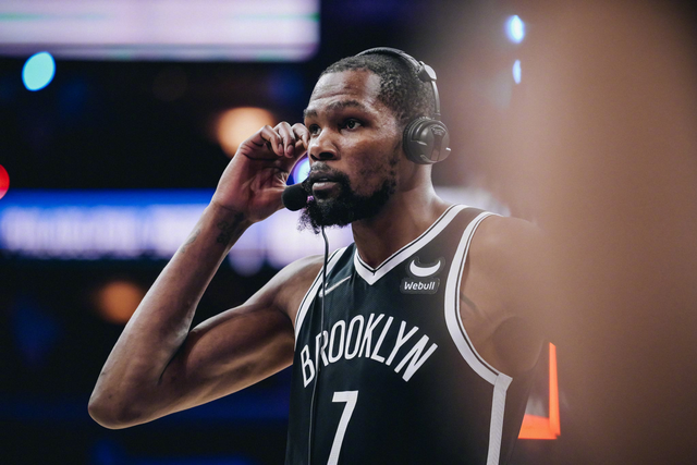 kaiyun-布鲁克林篮网训练开放日，赛后远射贴柱引欢呼，NBA总决赛在即，球队文化再被提及的简单介绍